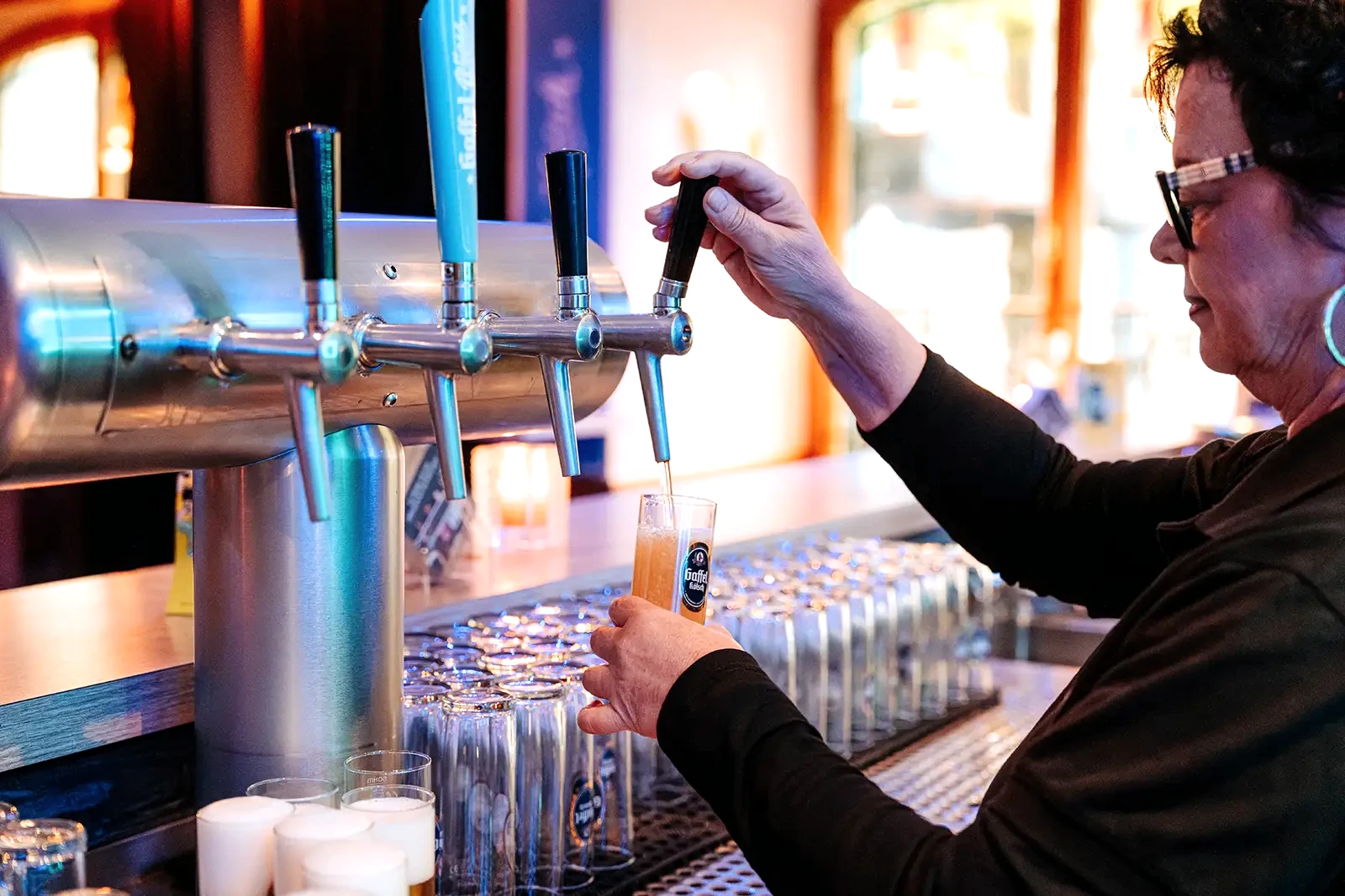Frisch gezapftes Gaffel Kölsch an der Theke