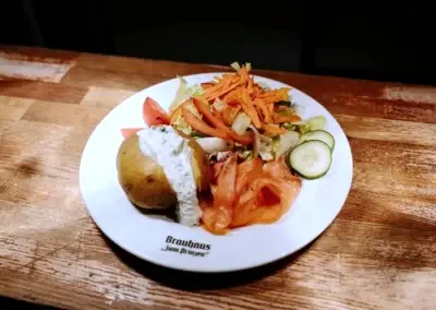 Sommerlicher Salat mit Lachs und Gambas