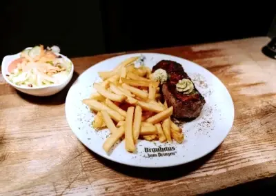 Schnitzel mit Pommes-frites und Coleslaw