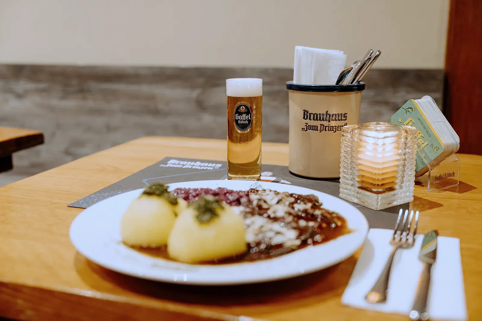 Sauerbraten mit Klößen und Rotkohl, Gaffel Kölsch und Brauhaus-Senftopf