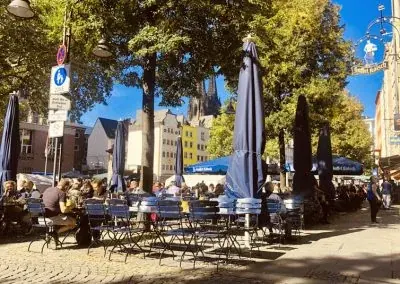 Terrasse des Brauhaus Zum Prinzen mit Blick auf den Kölner Dom