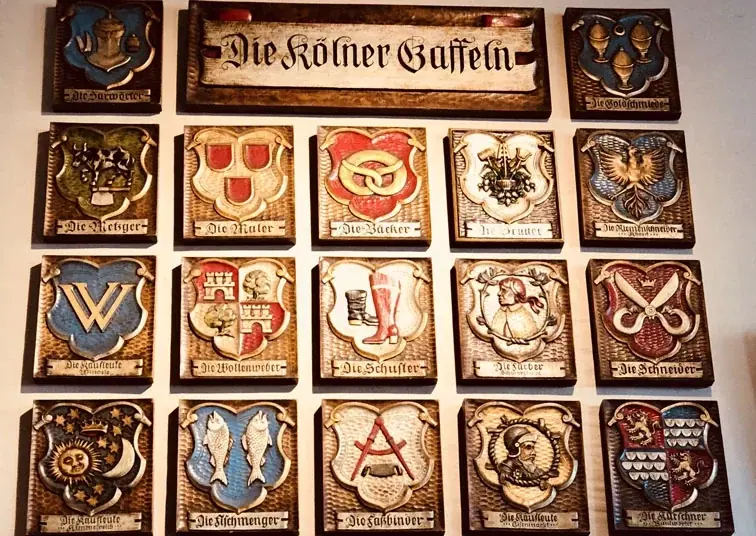 Wappen der 22 Kölner Gaffeln im Gastraum