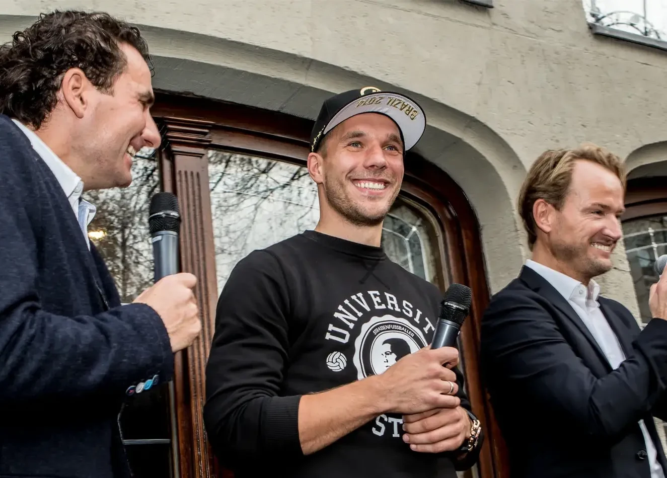 Lukas Podolski mit Gästen vor dem Brauhaus Zum Prinzen